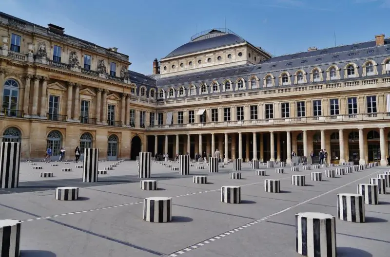 séance photo à Palais Royal à Paris avec studio Amélie Marzouk